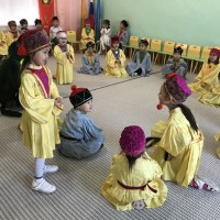 Танец с пиалами исполнили девочки группы Харада