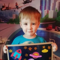 Фотоотчет «Сидим дома пользой во время карантина. Рисунки детей 3–4 лет ко Дню космонавтики»