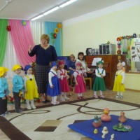 Конспект музыкально-игрового занятия для детей первой младшей группы «В гости к бабушке в деревню»