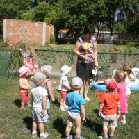 Сценарий развлечения для детей раннего возраста «На лужайке»