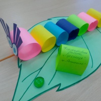 План-конспект занятия по изготовлению объемной аппликация из цветной бумаги для детей 3–6 лет «Разноцветная гусеница»