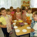 Учить детей приёмам посева проросших семян огурцов сделать углубление правильно вложить семя присыпать землёй полить водой из лейки