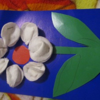 Мастер-класс «Объемные лепесточки для цветка из ватных дисков»