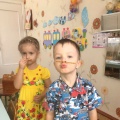 Благодаря тому что дети сами учат друг друга объясняться понятнее в игровой и естественной форме и меняется словарный запас а соответственно и речь ребенка в года