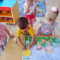 Для начала мы нарисовали фон с использованием традиционных и нетрадиционных техник рисования а затем приклеили радостных мальчика и девочку солнышко цветочки и различных насекомых
