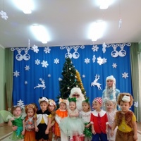 Фотоотчёт о новогоднем утреннике в младшей разновозрастной группе «Дед Мороз в гостях у детей»