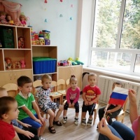 Беседа с детьми младшей группы «Знакомство с флагом России», приуроченная ко Дню Государственного флага Российской Федерации
