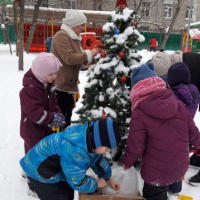 Теперь наша ёлочка наряжена Мы с нетерпением ждем Новый Год