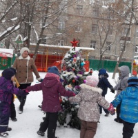 Елочка Красавица волшебством возникла еще и на площадке нашего участка и с большим энтузиазмом дети взялись украшать зеленую хвою