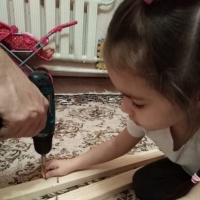 Инструмент необходимый для достижения желаемого результата шуруповерт ножовка по дереву небольшая рулетка угольник брусок шлифовальный простой карандаш