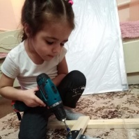 Для того чтобы привлечь нашу пятилетнюю дочь Марину к сборке конструкции супруг наметил точки где будут соединяться детали