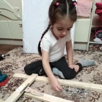 Занятие для дочери оказалось очень увлекательным она с большим удовольствием пользовалась шуруповертом для сборки конструкции