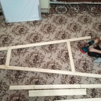 Супруг сделал заготовки деревянных реек ориентируясь на рост ребенка лет подготовил всю необходимую фурнитуру