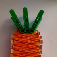 Дидактическая игра для дошкольников по развитию мелкой моторики «Укрась морковку»