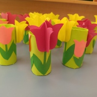 Мастер-класс поделки из бумажных втулок с элементами аппликации «Цветы дарю в подарок маме»