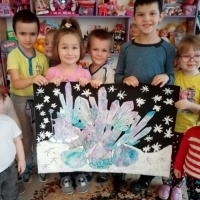 Конспект занятия по рисованию по мокрому с использованием соли «Льдинки для дворца Снежной Королевы» в разновозрастной группе