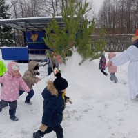 картотека подвижных игр. дети на прогулке в детском саду зимой. картотека зимних игр для дошкольников. картотека зимних игр в средней группе. картотека зимние подвижные игры.