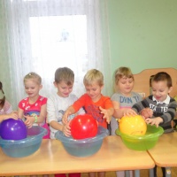 Экспериментальная деятельность детей. Опыт «Почему шарик не тонет в воде?»