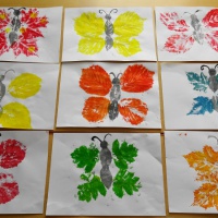 Фотоотчёт о НОД по рисованию красками «Красивые бабочки» в нетрадиционной технике отпечатками листьев