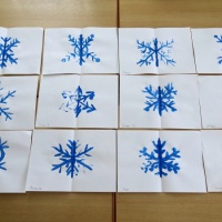 Детский мастер-класс по рисованию в нетрадиционной технике — монотипия «Голубая снежинка»
