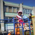 Я обучаю их правильно держать и кидать тарелку затем ловить