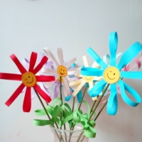 Творческая поделка детей дошкольного возраста из цветной бумаги и бамбуковых шпажек «Веселый цветочек» ко Дню матери