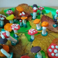 Детский мастер-класс по пластилинографии для детей старшего дошкольного возраста «Грибочки во лесочке»