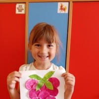 Детский мастер-класс по выполнению аппликации из ватных дисков «Малина» ко Дню летних ягод на МAAM