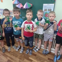 Мастер-класс по изготовлению поделки из картонной втулки и цветной бумаги «Лягушка-ловишка»
