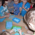 Поделка клубника из салфеток. detsad 274778 1461263096. Поделка клубника из салфеток фото. Поделка клубника из салфеток-detsad 274778 1461263096. картинка Поделка клубника из салфеток. картинка detsad 274778 1461263096. Яркое напоминание о лете и интересная поделка для детей разных возрастов. В этом мастер-классе мы предлагаем создать объемную клубнику из бумаги своими руками. Фигура довольно простая в исполнении. Ребенок 6-10 лет вполне может справиться самостоятельно и порадовать маму или бабушку самодельным подарком. Детям помладше может понадобиться помощь взрослых.