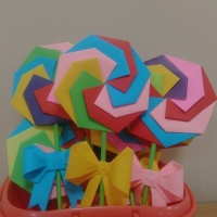 Мастер-класс изготовления поделки из бумаги «Леденец-цветок» в технике оригами