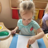 Конспект НОД с использованием нетрадиционной техники рисования ладошкой и губкой «Цветы небывалой красоты» для детей 2–3 лет