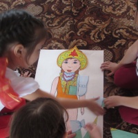 Дидактическая игра «Одень кукол в национальный костюм» для детей старшего дошкольного возраста