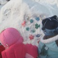 Конспект игры-занятия на прогулке с детьми в первой младшей группе «Цветные льдинки»