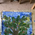Поделка из пластилина клубника. detsad 317197 1436604062. Поделка из пластилина клубника фото. Поделка из пластилина клубника-detsad 317197 1436604062. картинка Поделка из пластилина клубника. картинка detsad 317197 1436604062. В этом уроке лепки мы расскажем родителям о том, чем занять своих малышей на досуге. Работу с пластилином психологи рекомендуют начинать практиковать с детьми с самого раннего возраста. И самые легкие поделки предполагают раскатывание шариков, колбасок и прочих деталей. На примере лепки клубники из пластилина мы расскажем, как соединить все подготовленные детали в единое целое. Кроме того, эта аппетитная ягодка заменит кукольную еду, ведь все дети любят кормить свои игрушки. Главное, следить за тем, чтобы малыш не отведал пластилиновое угощение сам.