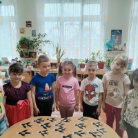 воспитателя подготовительных групп. евпатория работы воспитателем в развивающие центры. дети на занятии в детском саду. подготовительная группа в детском саду. беседа с детьми в детском саду.