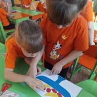 Задачи Создать условия для развития у детей познавательных интересов умение различать по внешнему виду наиболее распространенные фрукты и овощи называть их умение отгадывать загадки