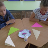 Поэтому персонажей поросят именно этой сказки дети изготовили способом оригами