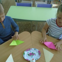 У каждого ребенка по два квадрата один персикового цвета второй цветной по выбору детей для нижней части поросенка поскольку в сказке поросята в одежде