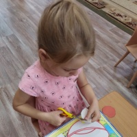 Учить делать ножницами на глаз небольшие выемки для передачи характерных особенностей предметов