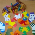 Дидактическая игра для детей младшего дошкольного возраста «Разноцветные носочки»