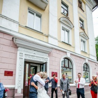 На решетку радиатора я сделала некое панно из искусственных цветов