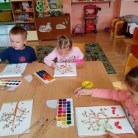 Конспект занятия по рисованию «Яблонька» в нетрадиционной технике — тычкование для детей старшего дошкольного возраста