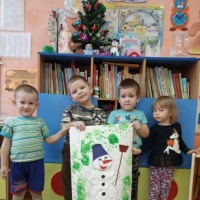 Стенгазета «Весёлый снеговик» — аппликация с элементами рисования оттиском ладоней детей младшего дошкольного возраста