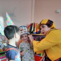 Герои с ребятами шутили играли загадывали загадки а также задавали каверзные вопросы