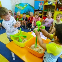 Конспект игры с кинетическим песком «Песочные комочки» с детьми 3–4 лет