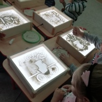 Рисование песком на световом стекле в старших и подготовительных группах