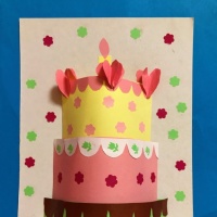 Объемная аппликация из бумаги «Открытка с праздничным тортиком» для детей старшего дошкольного возраста