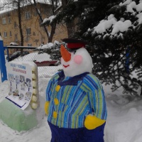 Оформление прогулочного участка «Снеговики из Дедморозовки»