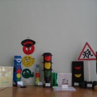 Фотоотчёт о выставке творческих работ детей и родителей «Правила дорожного движения»